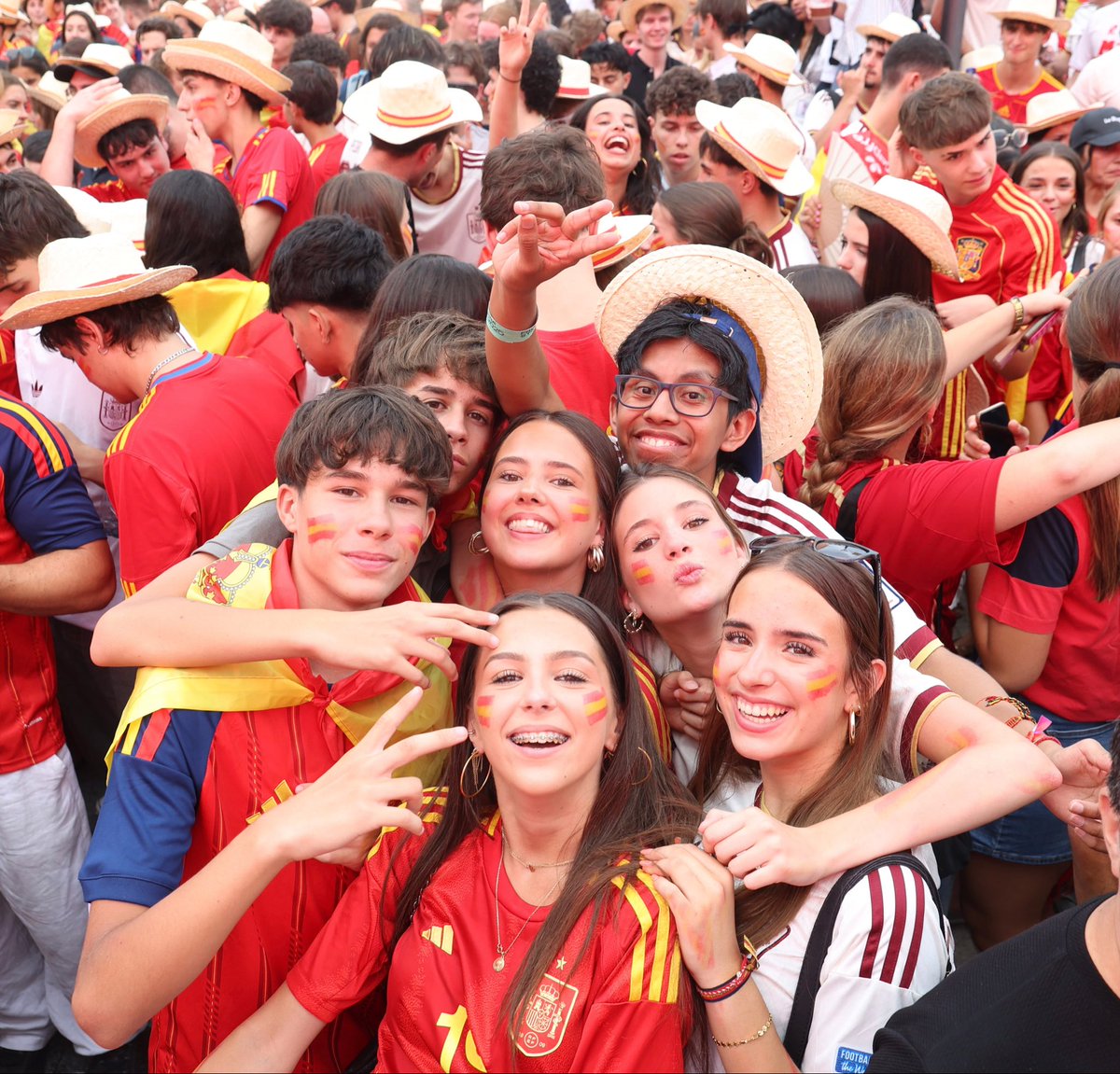 rfef's tweet photo. 🥰 ¡Qué guapos os habéis puesto todos para animar a nuestra @SEFutbol! 

📍Plaza Selección 

#VamosEspaña | #CopaMundialFIFA https://t.co/Kd4RN9cYMs