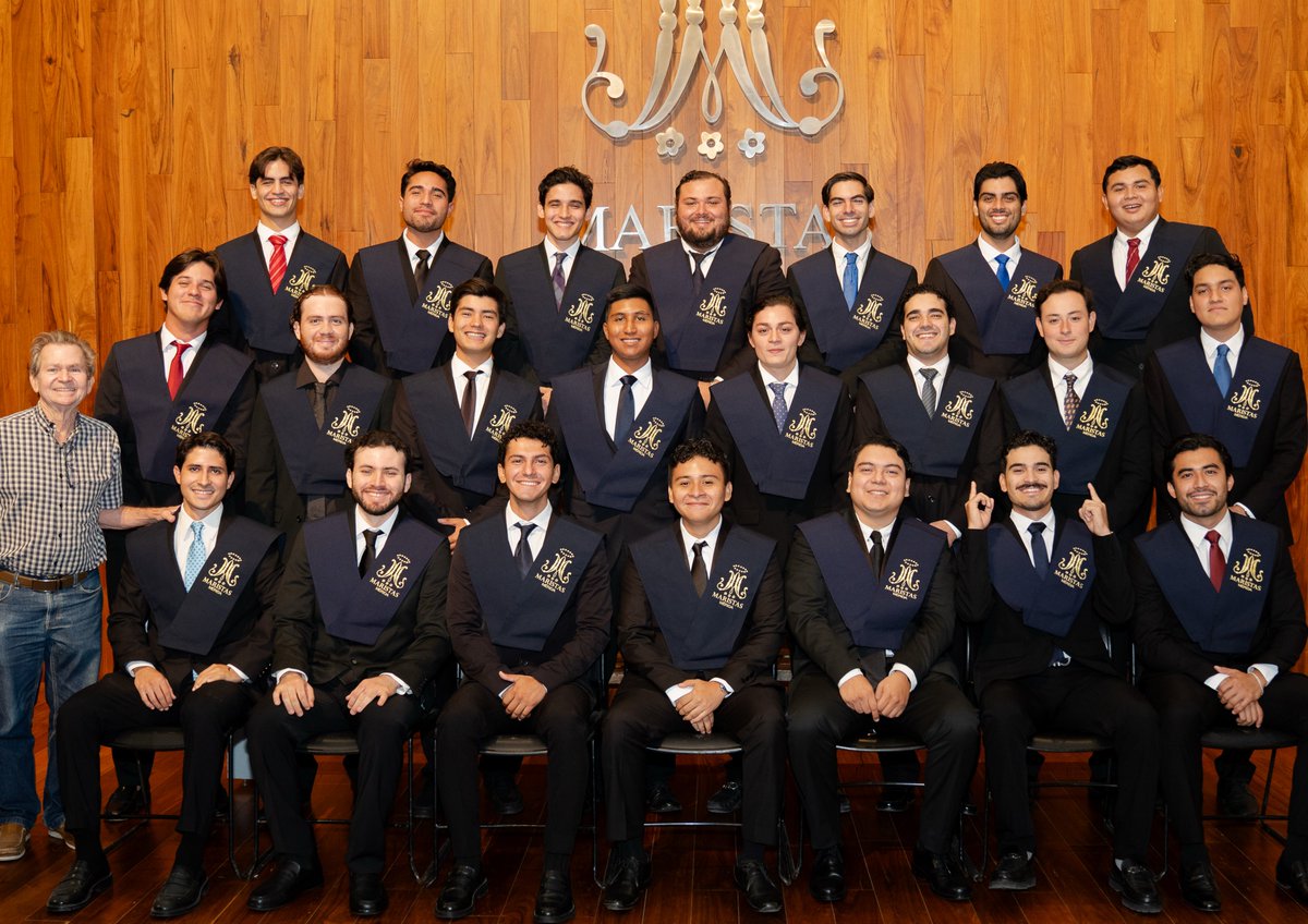 UMaristaMerida's tweet photo. Entre cámaras, sonrisas y muchas fotos 🎓✨📸

#SoyEgresadoMarista #bts https://t.co/oesFKbXNZw