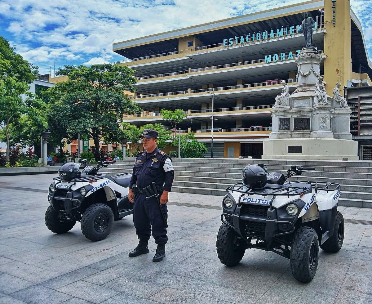PNCSV's tweet photo. La Politur patrulla plazas y parques en el Centro Histórico de San Salvador garantizando seguridad a los nacionales y extranjeros. 

#PlanControlTerritorial https://t.co/WKjuAbxO5R