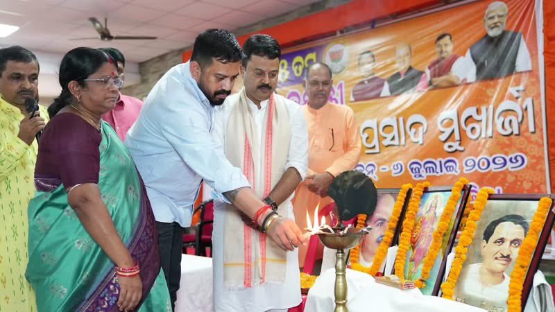 Himanshu4Odisha's tweet photo. ମହାନ ରାଷ୍ଟ୍ରବାଦୀ ଚିନ୍ତକ, ଭାରତୀୟ ଜନସଂଘର ପ୍ରତିଷ୍ଠାତା ତଥା ମାତୃଭୂମିର ସେବାରେ ନିଜ ଜୀବନକୁ ଉତ୍ସର୍ଗ କରିଥିବା ପରମ ପୂଜ୍ୟ ଡ. ଶ୍ୟାମା ପ୍ରସାଦ ମୁଖାର୍ଜୀଙ୍କ ୧୨୫ତମ ଜନ୍ମ ଜୟନ୍ତୀ ଅବସରରେ ଧର୍ମଶାଳା ଷ୍ଟାଡିୟମ୍‌ଠାରେ ଆୟୋଜିତ ଜନ୍ମ ଜୟନ୍ତୀ ଉତ୍ସବରେ ଯୋଗଦେବାର ସୌଭାଗ୍ୟ ଲାଭ କଲି...

ଏହି ଅବସରରେ ତାଙ୍କର ରାଷ୍ଟ୍ରହିତ ପ୍ରତି ଅତୁଟ ସମର୍ପଣ, ସାଂସ୍କୃତିକ ଜାତୀୟତାବାଦ ଏବଂ ଅଖଣ୍ଡ ଭାରତ ଗଠନ ପାଇଁ ଥିବା ଅତୁଳନୀୟ ଅବଦାନକୁ ସ୍ମରଣ କରିଥିଲୁ। ତାଙ୍କର ଜୀବନ ଆମକୁ ଶିଖାଏ "ରାଷ୍ଟ୍ର ସର୍ବୋପରି।" ତାଙ୍କର ସଂଗ୍ରାମମୟ ଜୀବନ, ତ୍ୟାଗ ଓ ବଳିଦାନ ଆଜି ମଧ୍ୟ ପ୍ରତ୍ୟେକ କାର୍ଯ୍ୟକର୍ତ୍ତାଙ୍କ ପାଇଁ ପ୍ରେରଣାର ଅକ୍ଷୟ ଉତ୍ସ। ଏହି ସଭାରେ ଆଗାମୀ ଦିନରେ ଦଳର ସାଂଗଠନିକ କାର୍ଯ୍ୟକ୍ରମକୁ ଅଧିକ ବ୍ୟାପକ କରିବା ସହିତ ସେବା ଓ ସମର୍ପଣର ଭାବନାକୁ ଆଧାର କରି ସରକାରଙ୍କ ଜନକଲ୍ୟାଣକାରୀ ଯୋଜନାଗୁଡ଼ିକୁ ଶେଷ ଧାଡ଼ିର ମଣିଷଙ୍କ ପାଖରେ ପହଞ୍ଚାଇବା ନିମନ୍ତେ ସହକର୍ମୀମାନଙ୍କ ସହ ବିସ୍ତୃତ ଆଲୋଚନା କରିଲୁ। ରାଷ୍ଟ୍ର ନିର୍ମାଣର ସଂକଳ୍ପକୁ ସାକାର କରିବା ପାଇଁ ଆମେ ସମସ୍ତେ ପ୍ରତିଶ୍ରୁତିବଦ୍ଧ...

ଏହି କାର୍ଯ୍ୟକ୍ରମରେ ଭଦ୍ରକ ଜିଲ୍ଲାର ମାନ୍ୟବର ସାଂସଦ ଶ୍ରୀ ଅଭିମନ୍ୟୁ ସେଠୀ ମହୋଦୟ, ଜିଲ୍ଲା ସଭାନେତ୍ରୀ ଶ୍ରୀମତୀ ଦେବଯାନୀ ପ୍ରଧାନ, ବରୀ ନିର୍ବାଚନମଣ୍ଡଳୀର ଲଢୁଆ ନେତା ଶ୍ରୀ ଉମେଶ ଜେନା, ବିଞ୍ଝାରପୁର ନିର୍ବାଚନମଣ୍ଡଳୀର ନାରୀନେତ୍ରୀ ଶ୍ରୀମତୀ ବବିତା ମଲ୍ଲିକଙ୍କ ସମେତ ବରିଷ୍ଠ ନେତୃବୃନ୍ଦ ଏବଂ ଦେବତୁଲ୍ୟ କାର୍ଯ୍ୟକର୍ତ୍ତାବୃନ୍ଦ ଉପସ୍ଥିତ ଥିଲେ...