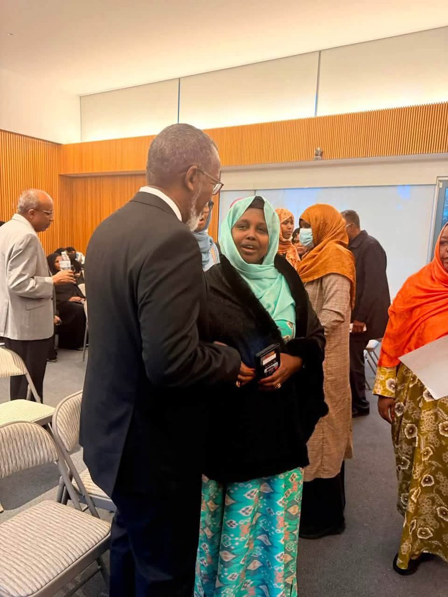 AmbAmerico's tweet photo. Waxaan ka qayb galay kulan ay soo agaasimeen Ururka Ganacsatada Soomaaliyeed ee Gobolka Washington, Mareykanka. 

Waxaan la wadaagay ka qaybgalayaasha horumarka ka socda Soomaaliya iyo shaqada Dekedda Muqdisho, gaar ahaan casriyeynta dekedda, horumarinta adeegyada badda, iyo Mashruuca Dekedda Cusub ee Muqdisho @MPortAuthority .

Waxaan ku dhiirrigeliyay ganacsatada Soomaaliyeed inay maalgashi ku sameeyaan dalkooda, kana qayb qaataan kobcinta dhaqaalaha iyo horumarka Soomaaliya.