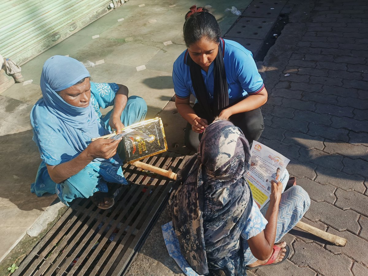 Badlavindia_org's tweet photo. Today, our street play team performed at Rakabganj Chauraha and Aminabad Tempo Stand, while outreach continued at Kaiserbagh Bus Stop through conversations and pamphlet distribution on Badlav's rehabilitation programme.

#BadlavIndia #SarthakPart3 #StreetTheatre #Lucknow https://t.co/SsQZrTSOcN