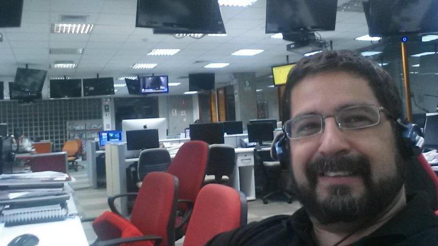 gastongaviola's tweet photo. A propósito del Día del Maestro y la batalla de Junín, algo que me pasó, cuando mucho antes de escribir libros, publicaba historias de la Historia en papel periódico, para Correo.
Desde el escritorio de al lado mi vecina me dice que me han llamando por teléfono, sin encontrarme. https://t.co/wsNZ7slBOa