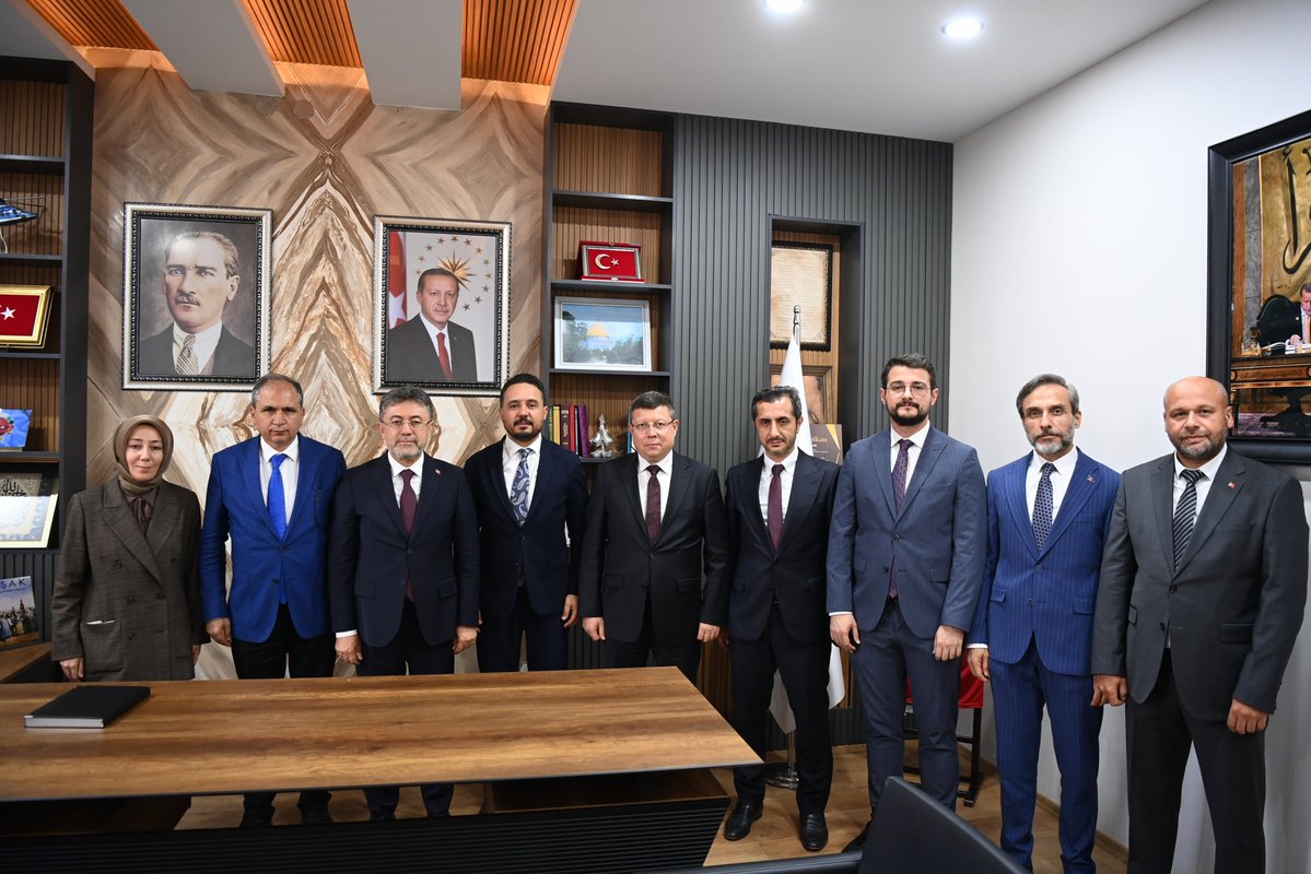 ibrahimyumakli's tweet photo. ❝Muhabbetin olduğu yerde birlik, birlikteliğin olduğu yerde güç vardır.❞

AK Parti Uşak İl Başkanlığımızda dava arkadaşlarımızla bir araya geldik. Güler yüzleri, samimi karşılamaları ve içten sohbetleri için İl Başkanımız Sayın @himmetyasar64 ve kıymetli yönetimine teşekkür ediyorum.