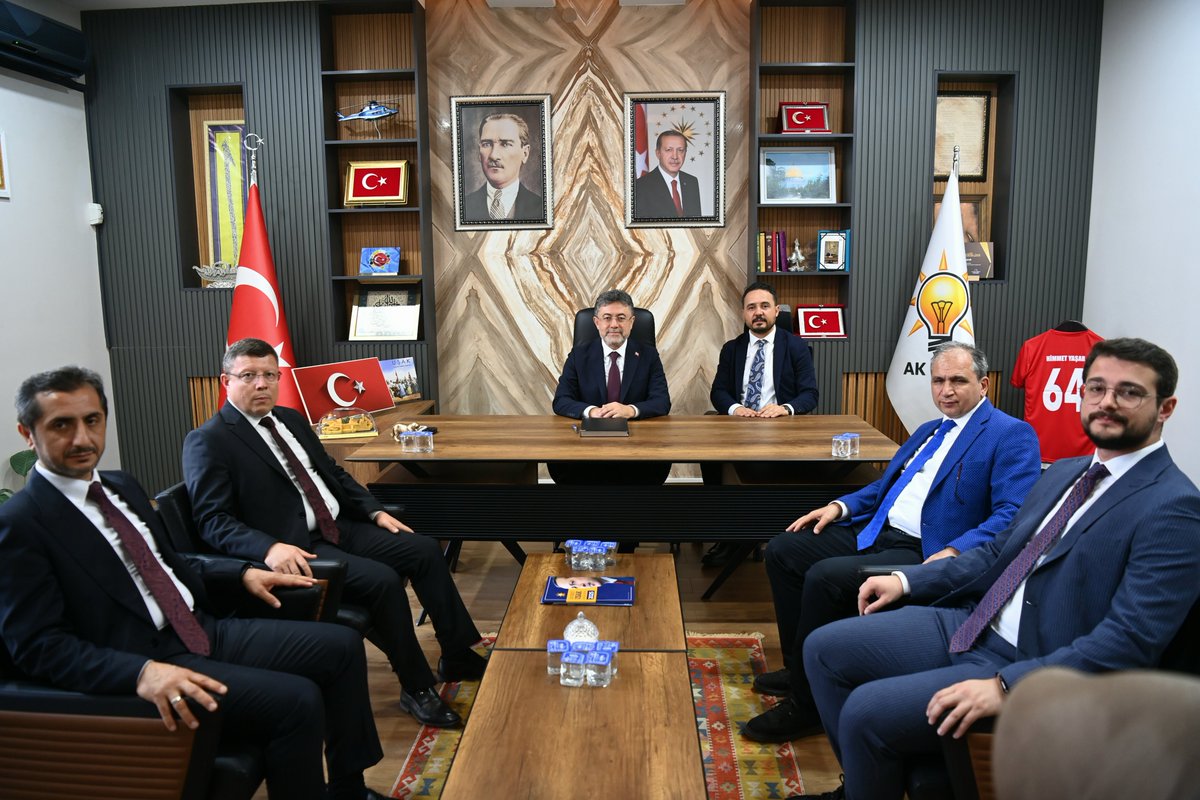 ibrahimyumakli's tweet photo. ❝Muhabbetin olduğu yerde birlik, birlikteliğin olduğu yerde güç vardır.❞

AK Parti Uşak İl Başkanlığımızda dava arkadaşlarımızla bir araya geldik. Güler yüzleri, samimi karşılamaları ve içten sohbetleri için İl Başkanımız Sayın @himmetyasar64 ve kıymetli yönetimine teşekkür ediyorum.