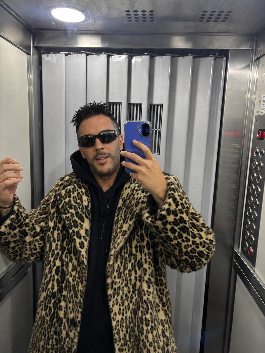 arielsbdar's tweet photo. Hoy vine al banco así y todos hicieron un micro silencio. Que está mal? No es un look de banquero? https://t.co/arWNmcoo6O