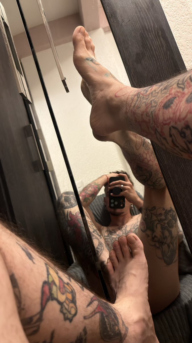 NoSleepBot's tweet photo. @FeetFinder https://t.co/EMvrr5hJ4R