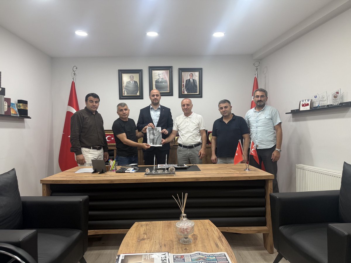 Tahsinince1071's tweet photo. Staj ve Çıraklık Sigortası Mağdurları Federasyonu temsilcilerini ilçe başkanlığımızda misafir ederek, yıllardır çözülmeyi bekleyen haklı taleplerini ve yaşadıkları mağduriyetleri birinci ağızdan dinledik.
​Genç yaşta ekonomimize ve üretime can veren çırak ve stajyerlerimizin geriye dönük sigorta haklarının teslim edilmesi, yalnızca bir hukuk mücadelesi değil, aynı zamanda bir alın teri ve adalet meselesidir. Milliyetçi Hareket Partisi olarak, vatandaşlarımızın beklentilerine kulak tıkamıyor; konunun takipçisi ve meclisteki gür sesi olmaya devam ediyoruz.
​Nazik ziyaretleri için Federasyon yönetimine teşekkür eder, haklı mücadelelerinde her zaman yanlarında olduğumuzu belirtmek isterim.
​#StajVeÇıraklık #MHP #Adalet #AlınTeri #HalkınYeninde

@CirakStajFED