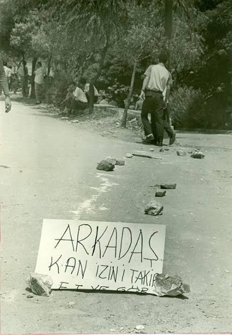 Laborans4's tweet photo. Polis tarafından 6. Filo eylemleri sırasında öğrenci yurdunun camından atılarak katledilen Vedat Demircioğlu'nun düştüğü nokta ve arkadaşlarının notu.

"Arkadaş, kan izini takip et ve gör!" https://t.co/SkAWaRLe4d