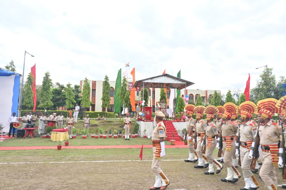 21BnSSB_INDIA's tweet photo. आज यूनिट का 24वां स्थापना दिवस श्री टी. एस. राउत, कमांडेंट के नेतृत्व में  रेजिमेंटल तरीके से मनाया गया। मुख्य अतिथि के रूप में श्री हरि प्रकाश, डीआईजी क्षे.मु. बेतिया की गरिमामयी उपस्थिति के साथ विशिष्ट अतिथि के रूप में श्रीमती राखी कटारिया, अध्यक्ष क्षे.मु बेतिया उपस्थित रही। https://t.co/Qj2lLI6uuS
