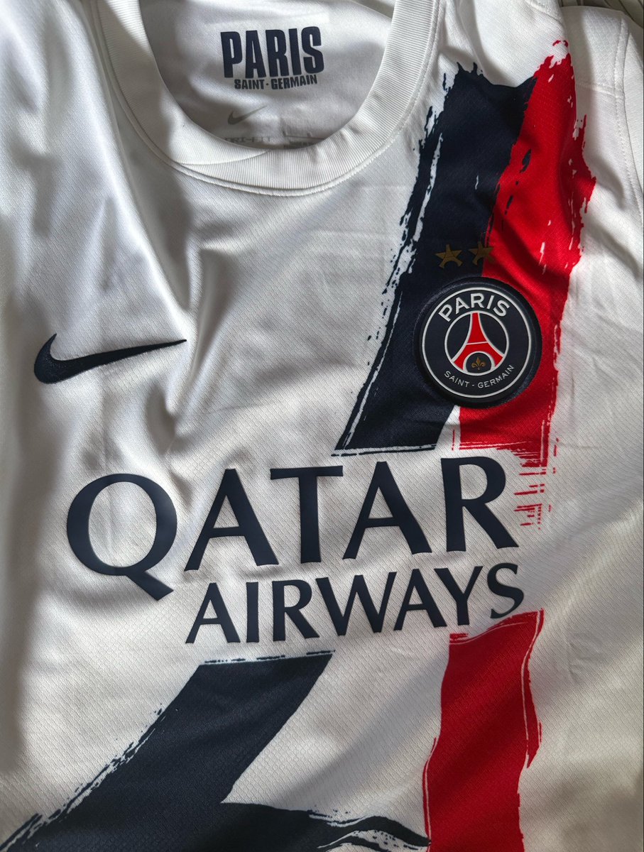 MediaParisien's tweet photo. ⭐️⭐️ Je viens de recevoir ENFIN mon maillot du PSG back to back ! https://t.co/34qc382aa8