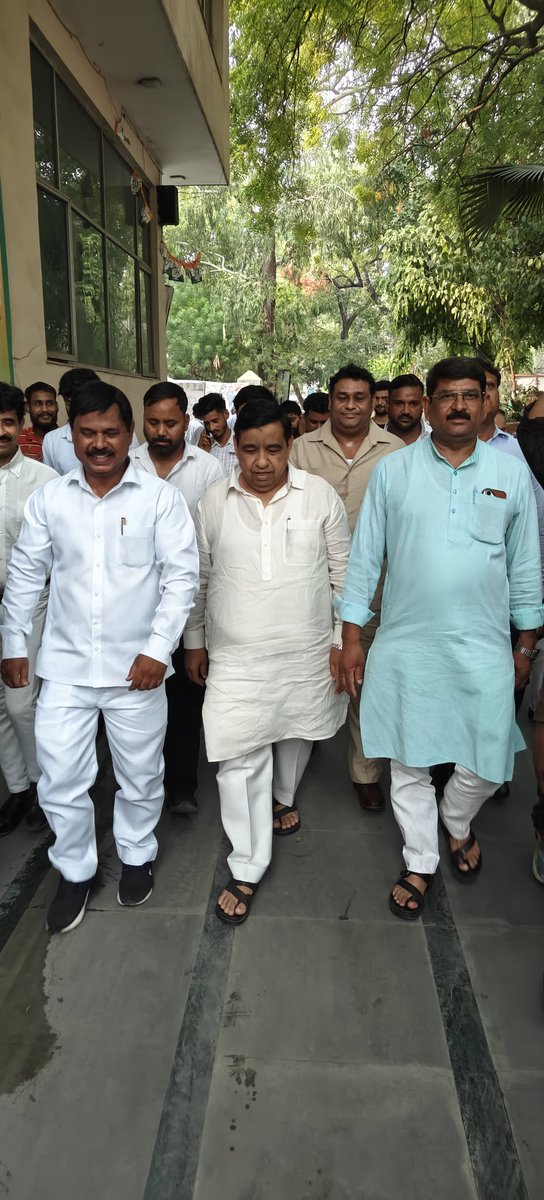 INCanilbhardwaj's tweet photo. स्वतंत्रता सेनानी व पूर्व केंद्रीय मंत्री बाबू जगजीवन राम जी की पुण्यतिथि पर कांग्रेस नेताओं एवं कार्यकर्ताओं ने दी श्रद्धांजलि

नई दिल्ली, 6 जुलाई 2026 — आज दिल्ली प्रदेश कांग्रेस कार्यालय, राजीव भवन में स्वतंत्रता सेनानी व पूर्व केंद्रीय मंत्री बाबू जगजीवन राम जी की पुण्यतिथि पर कांग्रेस नेताओं एवं कार्यकर्ताओं ने उन्हें भावभीनी श्रद्धांजलि अर्पित की।

इस अवसर पर दिल्ली प्रदेश कांग्रेस के सह प्रभारी @danishabrar2016 जी , अनुसूचित जाति विभाग के चेयरमैन संजय नीरज जी , उपाध्यक्ष अब्दुल हन्नान जी , धर्मपाल चंदेला जी , सतीश बंधु जी , दिल्ली एससी विभाग के प्रभारी एन. पी. निशांत जी , सत्येंद्र शर्मा जी , नीतू वर्मा जी ,  प्रमोद जयंत जी , विकास शोकीन जी , जे. पी. राणा जी , आकांक्षा ओला जी , मीर सिंह जी , गौरी शंकर शर्मा जी , विनीत यादव जी , अशोक बसोया जी, हरनाम सिंह जी , हाजी ज़रीफ़ जी , दीपक भारद्वाज जी , राजेंद्र तंवर जी , चौधरी सुनील सरासिया जी, सतीश टैंक जी , मेधा सेहरा जी, राजिंदर नवरिया जी, सोनू प्रधान जी , हीरालाल बैरवा जी , मोहिनी चंदेल जी सहित अनेक कांग्रेस नेता एवं कार्यकर्ता उपस्थित रहे।

सभी नेताओं एवं कार्यकर्ताओं ने बाबू जगजीवन राम जी के राष्ट्र निर्माण, सामाजिक न्याय, लोकतांत्रिक मूल्यों तथा वंचित वर्गों के उत्थान में उनके अतुलनीय योगदान को स्मरण करते हुए उन्हें श्रद्धासुमन अर्पित किए।