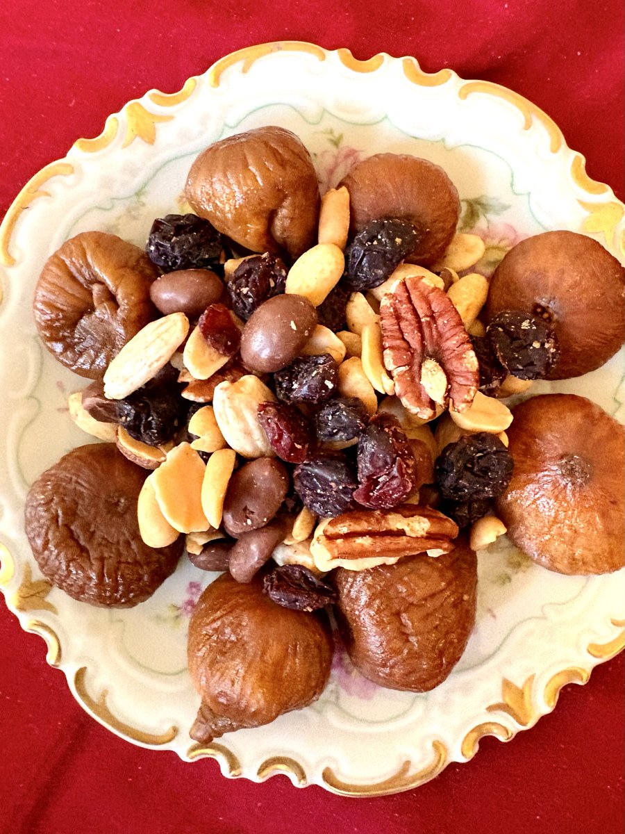 TheTore's tweet photo. MÅNDAGENS EFTERMIDDAGSSNACK – LO SPUNTINO DEL LUNEDÌ POMERIGGIO – LE GOÛTER DE LUNDI APRÈS-MIDI.

1. Blandade nötter.
2. Chokladdragéer.
3. Russin.
4. Fikon. https://t.co/TujTPzWFhF