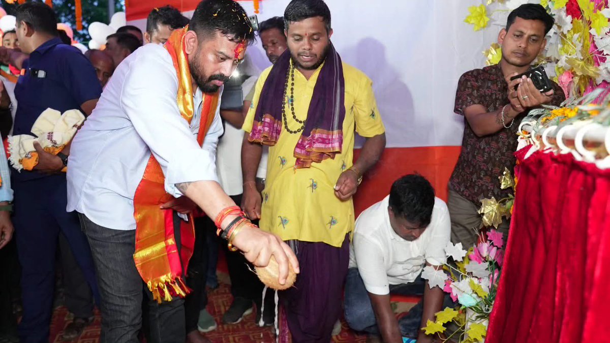 Himanshu4Odisha's tweet photo. ଆଜି ମଧୁପୁର ଗଡ଼ ଉଚ୍ଚ ବିଦ୍ୟାଳୟର ନୂତନ ଶ୍ରେଣୀଗୃହ ନିର୍ମାଣ କାର୍ଯ୍ୟର ଭିତ୍ତିପ୍ରସ୍ତର ସ୍ଥାପନ କରିବାର ସୌଭାଗ୍ୟ ଲାଭ କଲି...

ଶିକ୍ଷାର ବିକାଶ ହିଁ ସମାଜର ପ୍ରଗତିର ମୂଳ ଆଧାର। ଏହି ନୂତନ ଶ୍ରେଣୀଗୃହ ନିର୍ମାଣ ମାଧ୍ୟମରେ ବିଦ୍ୟାଳୟର ଶିକ୍ଷା ପରିବେଶ ଅଧିକ ସୁଦୃଢ଼ ହେବା ସହ ଛାତ୍ରଛାତ୍ରୀମାନେ ଉନ୍ନତ ଭିତ୍ତିଭୂମିରେ ପାଠପଢ଼ାର ସୁଯୋଗ ପାଇବେ। ଏହି ଜନହିତକର ପ୍ରକଳ୍ପ ଶୀଘ୍ର ସମ୍ପୂର୍ଣ୍ଣ ହୋଇ ଅଞ୍ଚଳର ଛାତ୍ରଛାତ୍ରୀଙ୍କ ଉଜ୍ଜ୍ୱଳ ଭବିଷ୍ୟତ ଗଢ଼ିବାରେ ସହାୟକ ହେଉ, ଏହାହିଁ କାମନା...