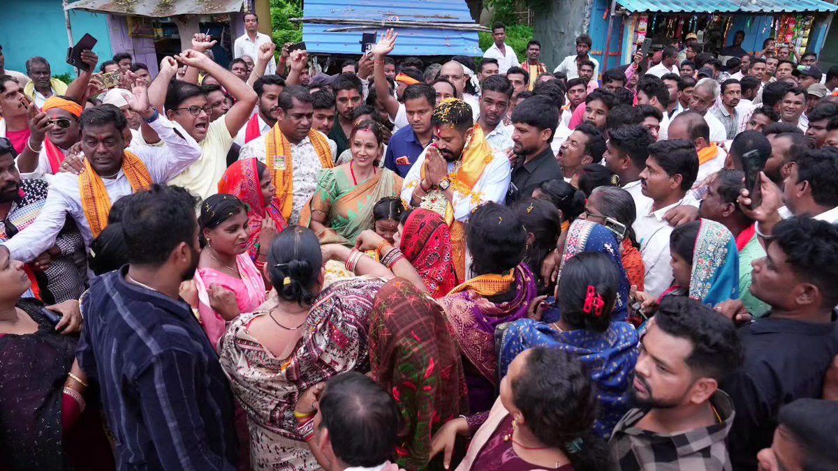 Himanshu4Odisha's tweet photo. ଆଜି ମଧୁପୁର ଗଡ଼ ଉଚ୍ଚ ବିଦ୍ୟାଳୟର ନୂତନ ଶ୍ରେଣୀଗୃହ ନିର୍ମାଣ କାର୍ଯ୍ୟର ଭିତ୍ତିପ୍ରସ୍ତର ସ୍ଥାପନ କରିବାର ସୌଭାଗ୍ୟ ଲାଭ କଲି...

ଶିକ୍ଷାର ବିକାଶ ହିଁ ସମାଜର ପ୍ରଗତିର ମୂଳ ଆଧାର। ଏହି ନୂତନ ଶ୍ରେଣୀଗୃହ ନିର୍ମାଣ ମାଧ୍ୟମରେ ବିଦ୍ୟାଳୟର ଶିକ୍ଷା ପରିବେଶ ଅଧିକ ସୁଦୃଢ଼ ହେବା ସହ ଛାତ୍ରଛାତ୍ରୀମାନେ ଉନ୍ନତ ଭିତ୍ତିଭୂମିରେ ପାଠପଢ଼ାର ସୁଯୋଗ ପାଇବେ। ଏହି ଜନହିତକର ପ୍ରକଳ୍ପ ଶୀଘ୍ର ସମ୍ପୂର୍ଣ୍ଣ ହୋଇ ଅଞ୍ଚଳର ଛାତ୍ରଛାତ୍ରୀଙ୍କ ଉଜ୍ଜ୍ୱଳ ଭବିଷ୍ୟତ ଗଢ଼ିବାରେ ସହାୟକ ହେଉ, ଏହାହିଁ କାମନା...