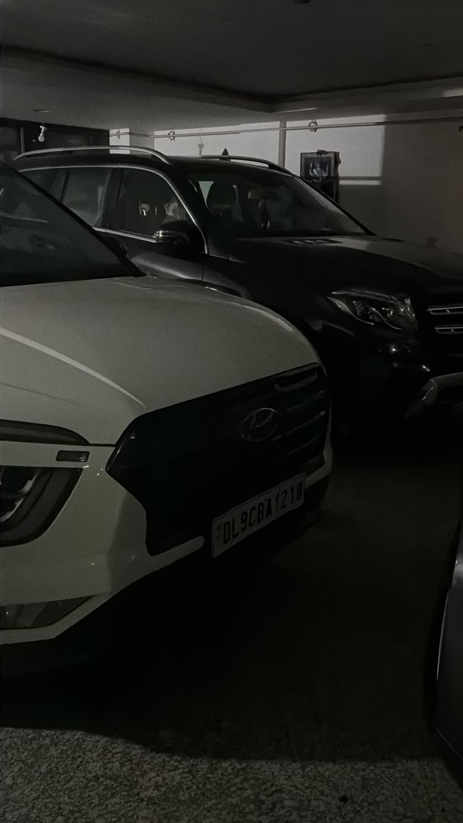 yashch2411's tweet photo. My neighbour has blocked my car’s exit ( HP17D0018) for last 3 hours now. I’ve called on 112 but no help has been offered till now. Police have come and taken my complaint. I need to move my car urgently. Please help me. I’m a resident of green park extension.  @DCPSouthDelhi https://t.co/rmoTr2Te7A