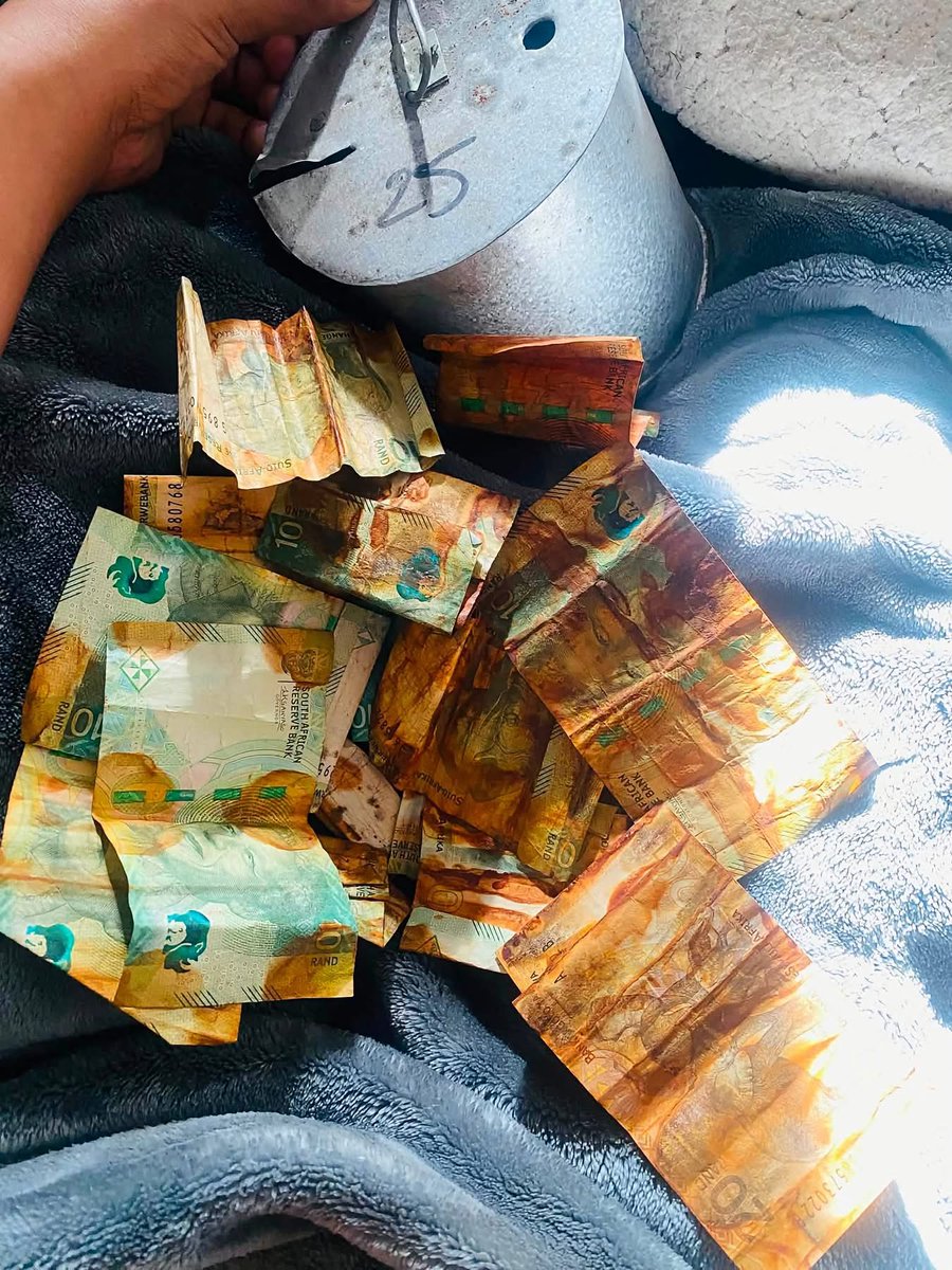 XekiHlongwane's tweet photo. Some banks do exchange if your bank notes have been damaged by water or you can exchange them at the Reserve Bank.

Never throw away the money because it has been damaged or worn out. As long as it has a serial number, it is still valid.

Otherwise money is the property of the state.