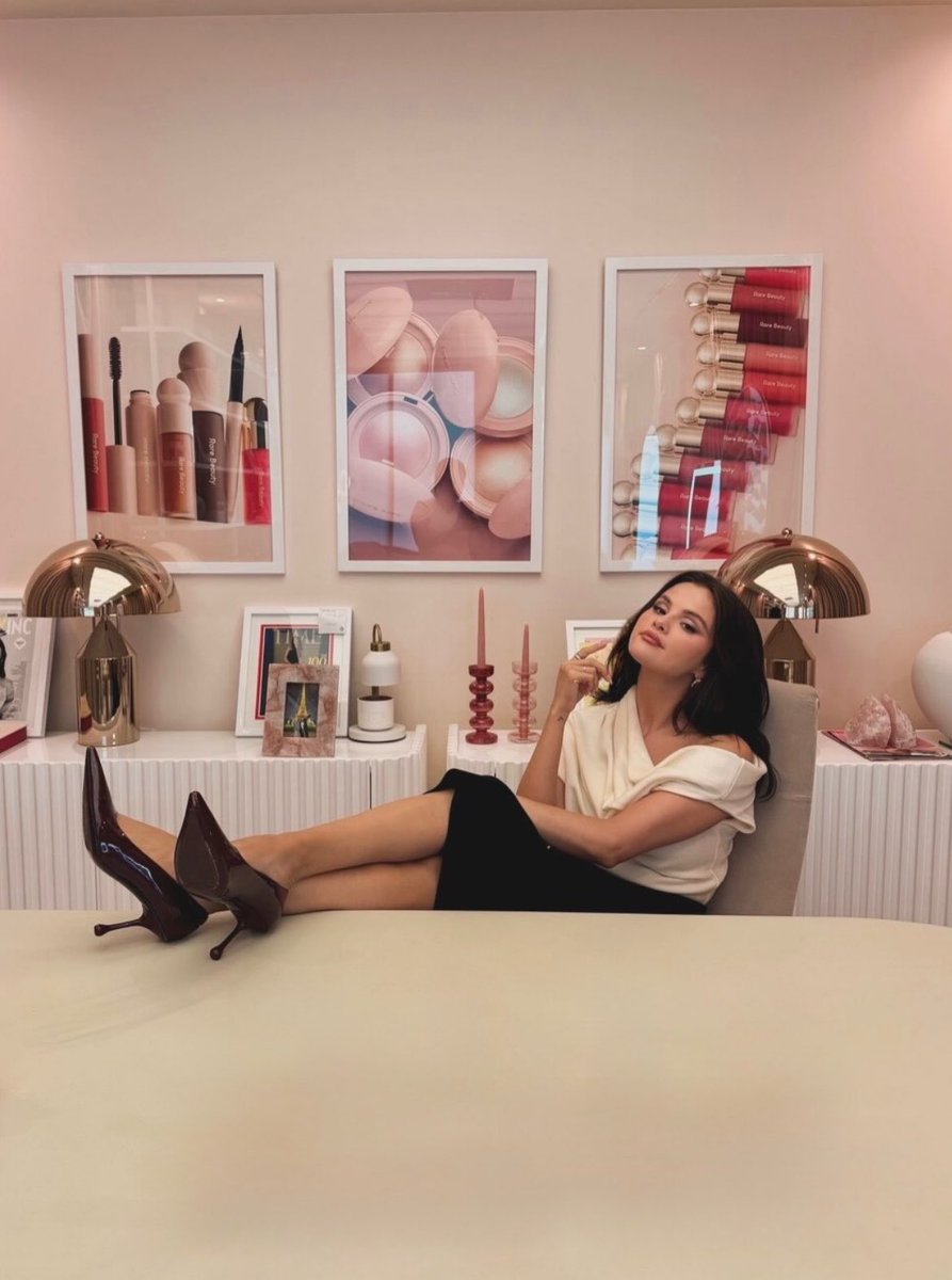 updateselenas's tweet photo. QUE TUDO! 😍 Selena Gomez junto com a Rare beauty recriarão o escrito da marca em evento para anunciar o novo “Soft Pinch Lip Oil Stick” em Los Angeles e Madri nos dias 10 e 17 de julho. https://t.co/A7GhSKRAch