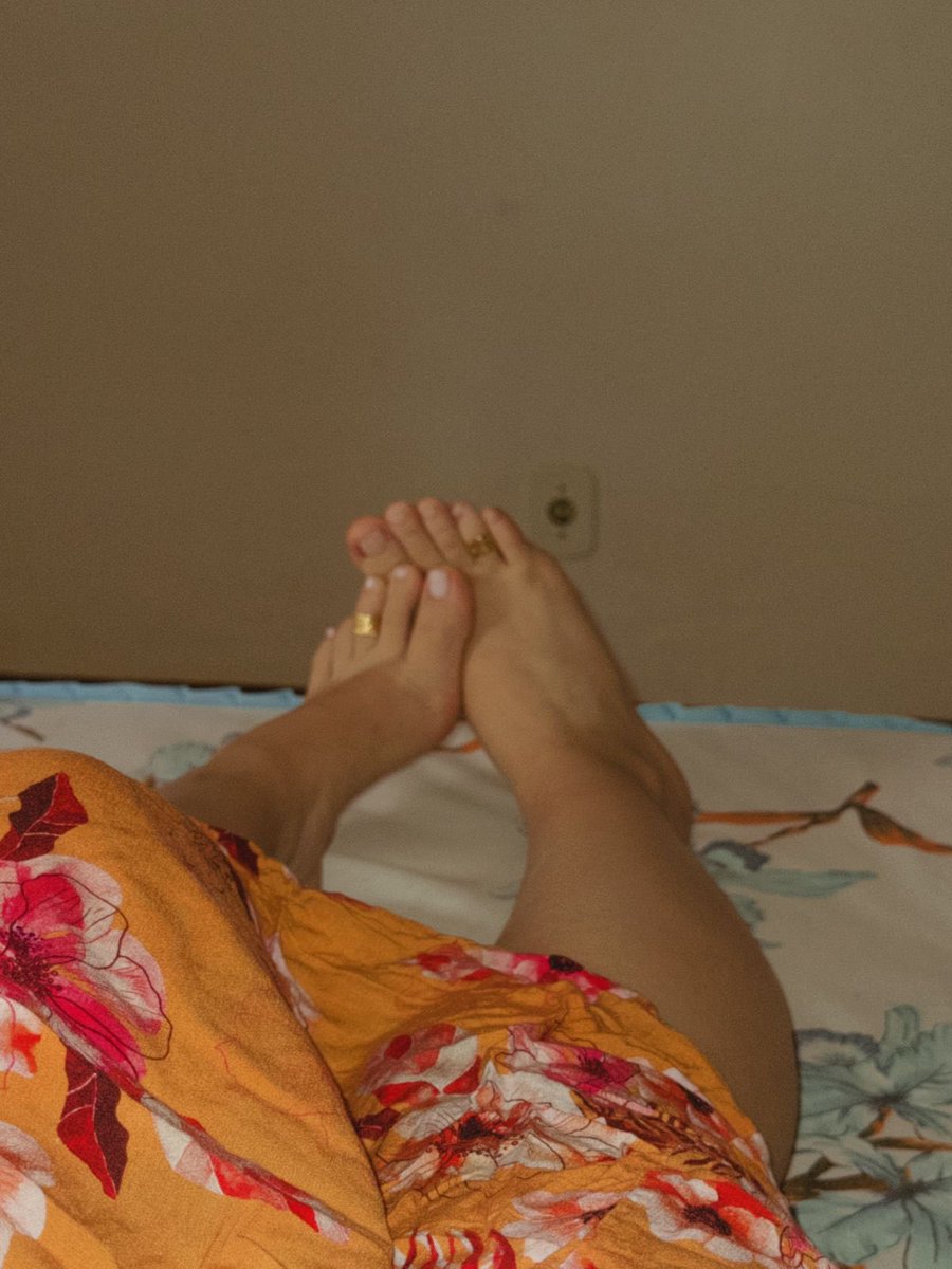 Jujulianafeet's tweet photo. Oiiii, eu sou a Juliana e to procurando compradores pros conteúdos dos meus pézinhossss 

#feetfetısh 
#vendopack
#packdope https://t.co/fejYVA3HPq