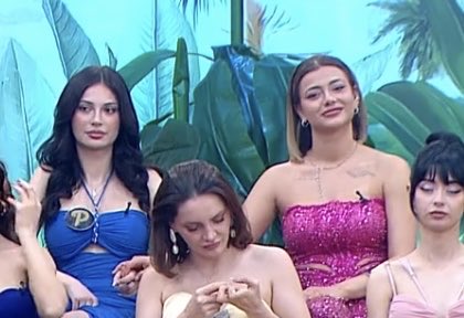 selnnoir's tweet photo. kami ve cansının sürekli el ele tutuşması çok tatlılar
#kısmetseolur https://t.co/M6RWzD9iuQ