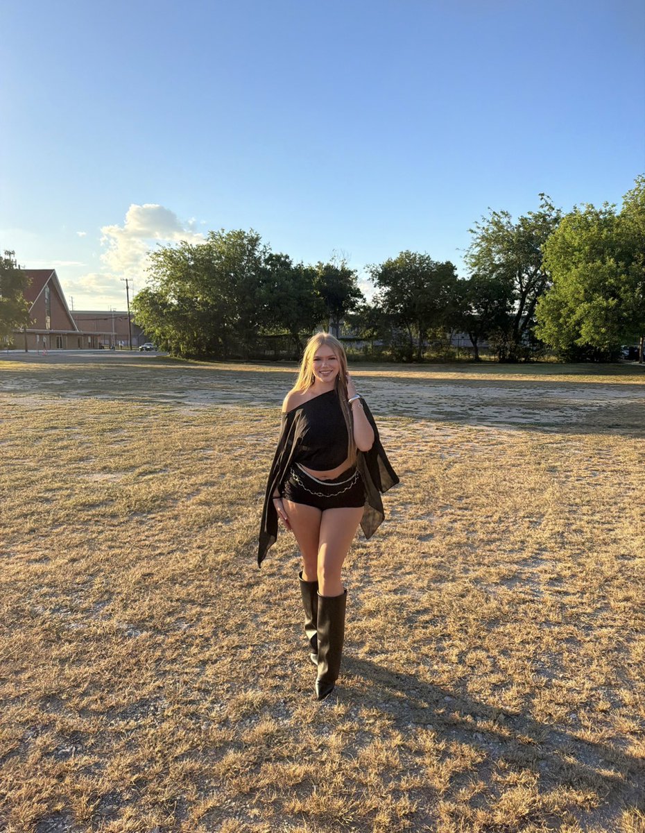 Lilmissblonde3's tweet photo. 🖤🩶 https://t.co/F2Wcr1nXYk