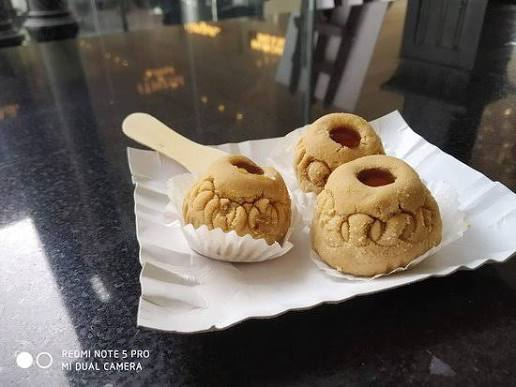 T_Minus_Thirty's tweet photo. Bengal's Nolen Gur Sandesh is a celebrated Bengali sweet made from fresh chhena (cottage cheese) and nolen gur (date palm jaggery). Available primarily in winter, it is famous for its caramel-like flavor, soft texture, and officially earned a Geographical Indication (GI) tag. https://t.co/IlfHHapnrV
