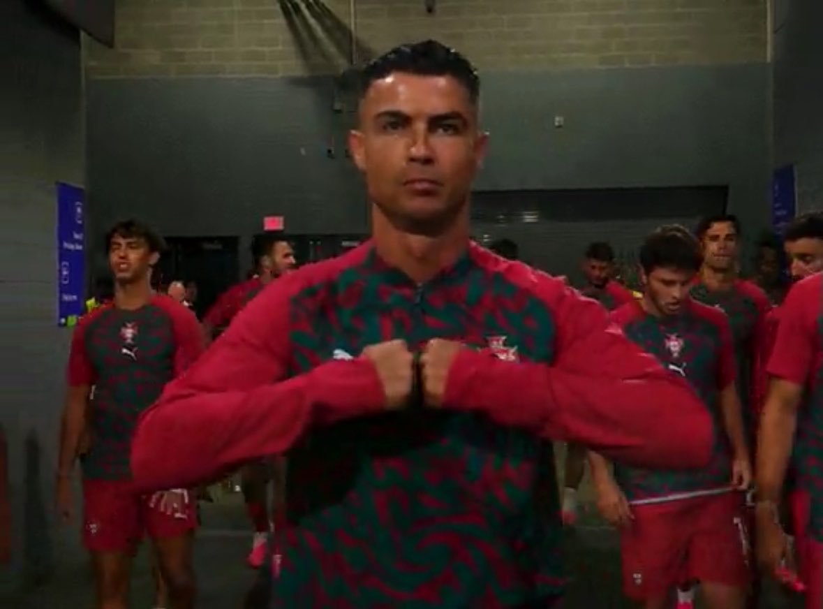 NoodleHairCR7's tweet photo. Give us one more night to dream GOAT https://t.co/fMOlx1bEYw