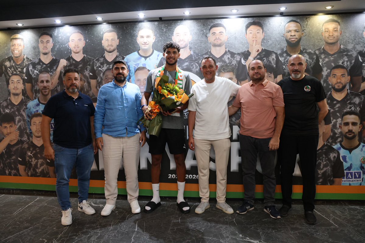 Alanyaspor's tweet photo. Alanyasporlular Taraftarlar Derneği Başkanı Hilmi Güney ve Yönetim Kurulu Üyeleri, yeni transferimiz Omar Ben Ali’ye imza töreninin ardından 'hoş geldin' diyerek çiçek takdim etti. Güney ve ekibi Omar'a yeni sezonda başarılar diledi. https://t.co/W8Fny6H7JJ