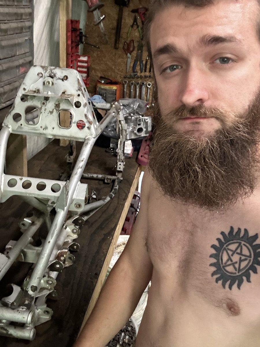 garthkerr1995's tweet photo. Gonna try not to get too dirty today 😬🫣 I’m always getting covered in grease #dirtyboy https://t.co/t7XM0n53fU