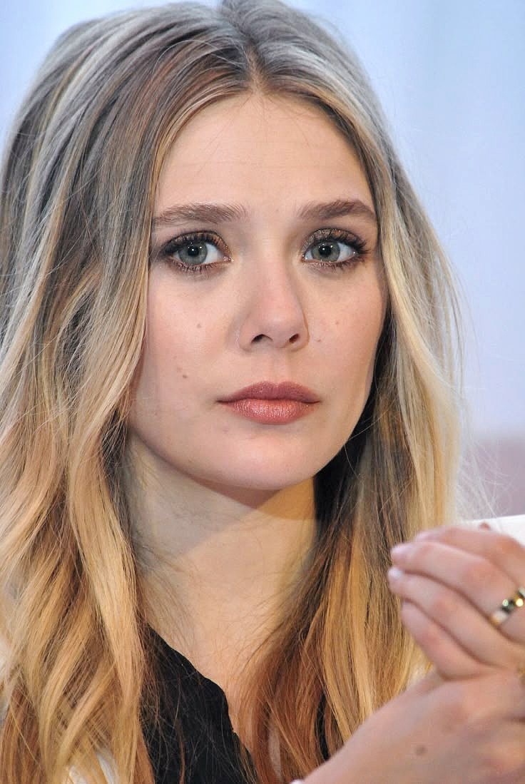 Iconified_'s tweet photo. Elizabeth Olsen, beauty with a signature no one can imitate ✨ https://t.co/7KHkvnZ3rq