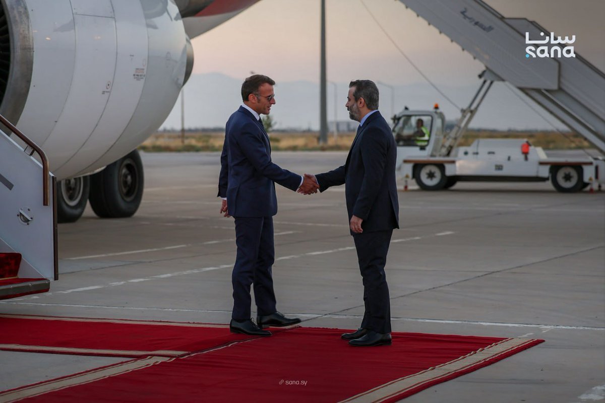 SyMOIGov's tweet photo. بدأ الرئيس الفرنسي إيمانويل ماكرون والوفد المرافق له، اليوم الإثنين، زيارة رسمية إلى سوريا، وكان في استقبالهم لدى ‌وصولهم إلى مطار دمشق الدولي وزير الخارجية والمغتربين أسعد الشيباني ‌.

#الجمهورية_العربية_السورية 
#وزارة_الإعلام https://t.co/WYUViRzjLU
