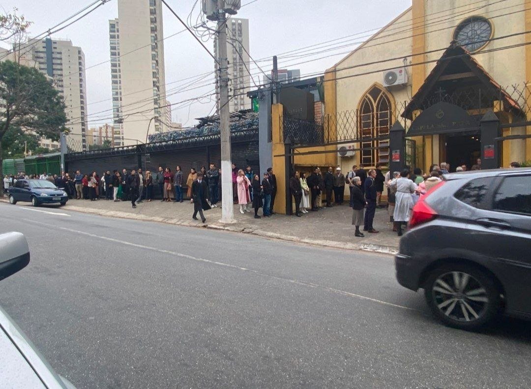 Auso_'s tweet photo. O ano é 2026, Brasil. A fila da EXCOMUINHÃO está maior não só que a da confissão, mas até mesmo da comunhão!
Mostre essa imagem sempre que dizerem para você que o Brasil é um país católico. Quando na vdd, é um país profundamente SATÂNICO! https://t.co/A4dfBOmPeA