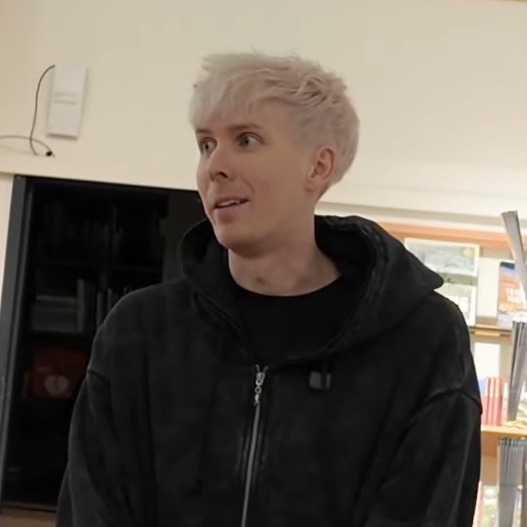 luvdnpz's tweet photo. i agree that dan and phil have their own unique aesthetic but i also think that stylist was onto something… https://t.co/vzJIM69LUt