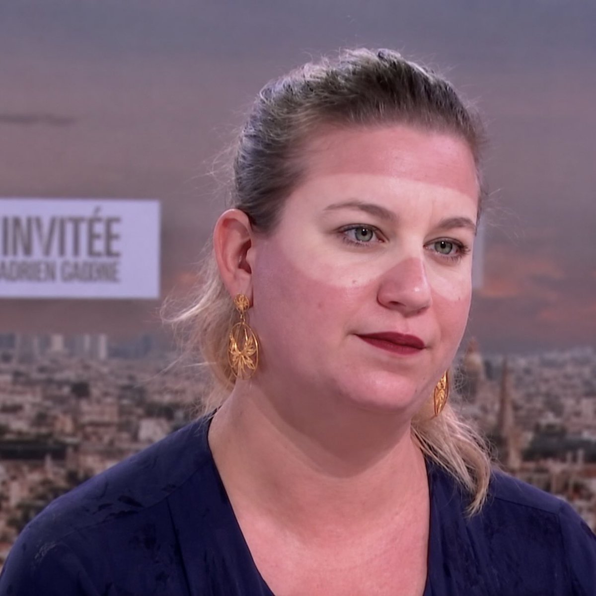 Ameriquecarton's tweet photo. Mathilde Panot contre-attaque : « Je n’ai jamais voyagé en classe affaires aux frais du contribuable. La réduction de l’empreinte carbone est l’une des convictions de notre programme. Tout cela n’est qu’une fake news propagée par l’extrême droite. » https://t.co/GEFpHINm4w
