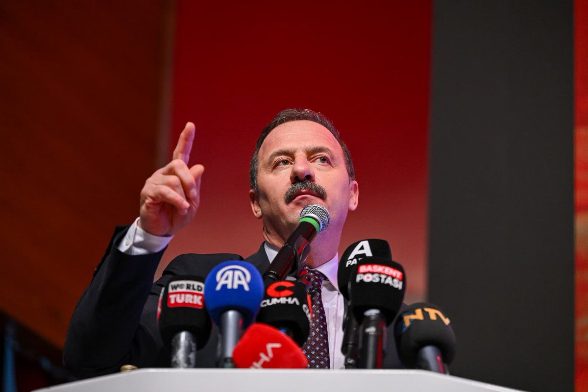 aplusmedya's tweet photo. Anahtar Parti Lideri Yavuz Ağıralioğlu, MEB Bakanı Yusuf Tekin’in "Neyden kurtuluyoruz? Önce Osmanlı vardı" açıklamasına tepki göstererek Türk tarihinin parçalanamayacağını vurguladı.

​Ağıralioğlu:

​📌İşgalden Kurtulduk: Büyük bir mücadeleyle, başkentimiz İstanbul ve Anadolu yedi düvelin işgalinden kurtarılmıştır.

​📌Hepsi Türk Devletidir: Göktürkler, Selçuklu, Osmanlı ve Türkiye Cumhuriyeti birbirinin rakibi değil, aynı tarihî yürüyüşün devamıdır.

​📌Kopuş Değil Dönüşüm: İmparatorluktan ulus devlete geçiş bir kopuş değildir. Doğru olan, tarihi ve kahramanları karşı karşıya getirmeden bir bütün olarak okumaktır.