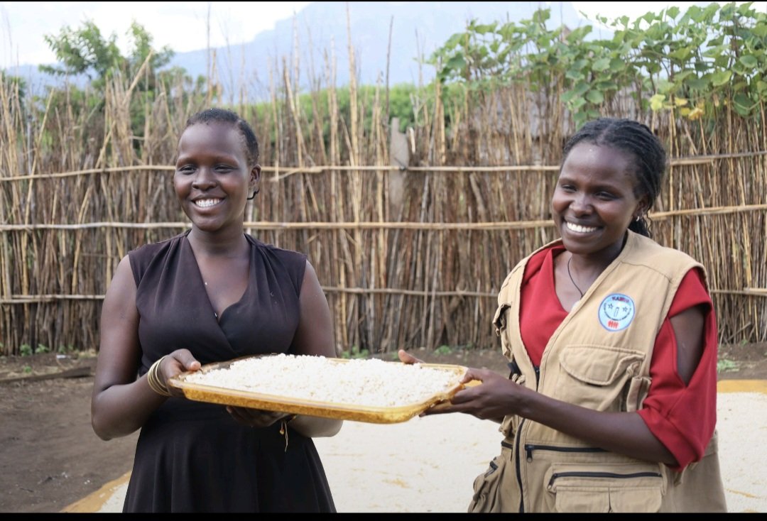 KaramojaWomen's tweet photo. In Karamoja, land is traditionally seen as a man's asset. Santa Lorot challenged that norm by purchasing and registering 8 hectares of land in her own name.
Today, her maize harvest is helping fund her children's education. when women own land, Family prospers @DKinUganda https://t.co/OR0AOR6vSA