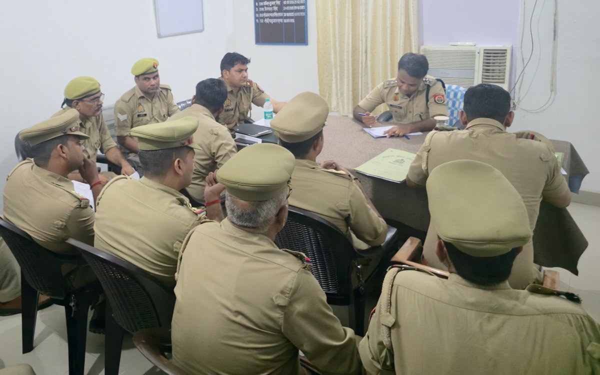 Etahpolice's tweet photo. एटा ~ क्षेत्राधिकारी सदर श्री संकल्पदीप कुशवाह द्वारा थाना पिलुआ पर सदर सर्किल के समस्त थानों का किया गया अर्दली रूम, अर्दली रूम के दौरान समीक्षा कर संबंधित को दिए आवश्यक दिशा निर्देश।
#Uppolice https://t.co/9uEkVvVxXh