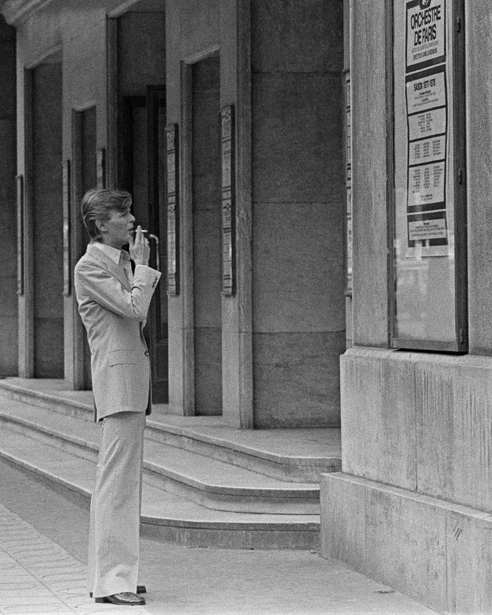 davidbowie_news's tweet photo. David Bowie, Paris, 1977, by Jean-Claude Deutsch. https://t.co/cm09CV3F17