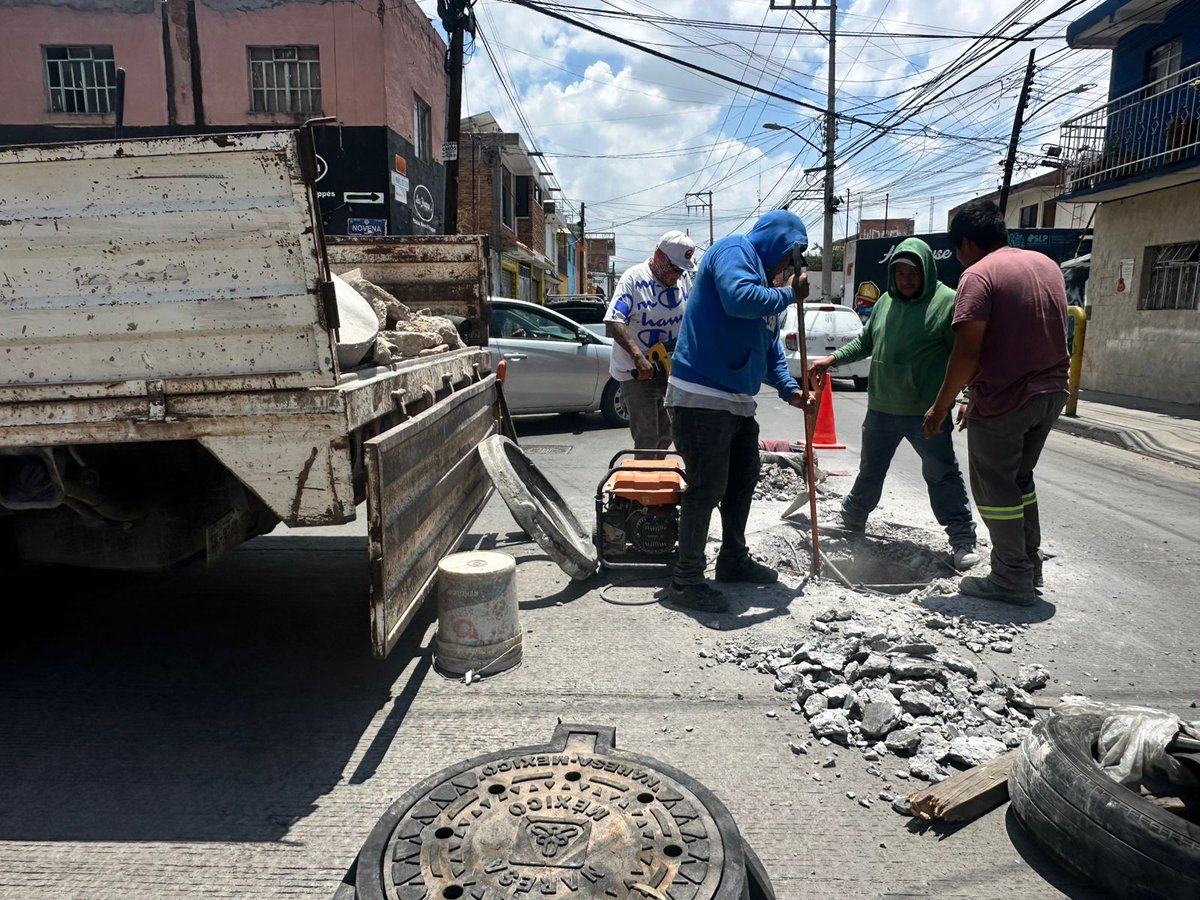Interapas's tweet photo. 🌧️ Para mantener en buen estado la infraestructura sanitaria durante la temporada de lluvias, las cuadrillas de #Interapas realizaron el cambio de brocal y tapa en un pozo de visita ubicado en el 📍 cruce de Manuel José Othón y Calle Novena.

#InfraestructuraSanitaria https://t.co/eCKMtnJmUf