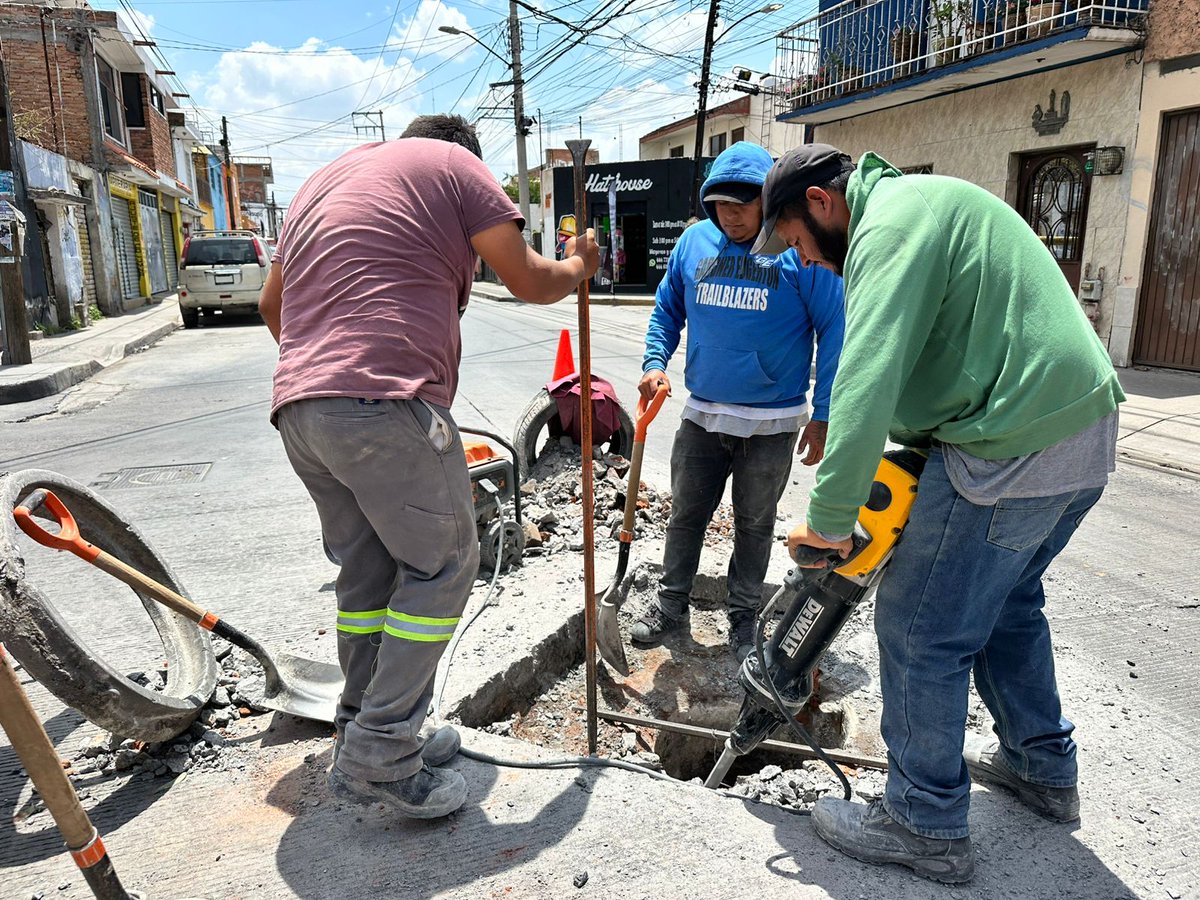 Interapas's tweet photo. 🌧️ Para mantener en buen estado la infraestructura sanitaria durante la temporada de lluvias, las cuadrillas de #Interapas realizaron el cambio de brocal y tapa en un pozo de visita ubicado en el 📍 cruce de Manuel José Othón y Calle Novena.

#InfraestructuraSanitaria https://t.co/eCKMtnJmUf