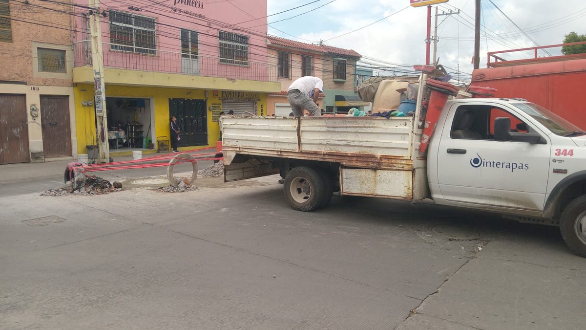 Interapas's tweet photo. 🌧️ Para mantener en buen estado la infraestructura sanitaria durante la temporada de lluvias, las cuadrillas de #Interapas realizaron el cambio de brocal y tapa en un pozo de visita ubicado en el 📍 cruce de Manuel José Othón y Calle Novena.

#InfraestructuraSanitaria https://t.co/eCKMtnJmUf