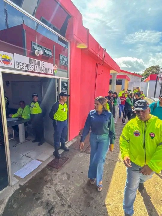 CiudadGuayanaFB's tweet photo. 🏠❤️ #BOLÍVAR | Gobernación acondiciona refugios para recibir a familias afectadas por los terremotos
  
📝 @tatachavista

#6Julio #PuertoOrdaz #Guayana #Bolivar #Venezuela

Sigue leyendo aquí: https://t.co/SGbKtpQEYz https://t.co/eZ4wqsWz1t