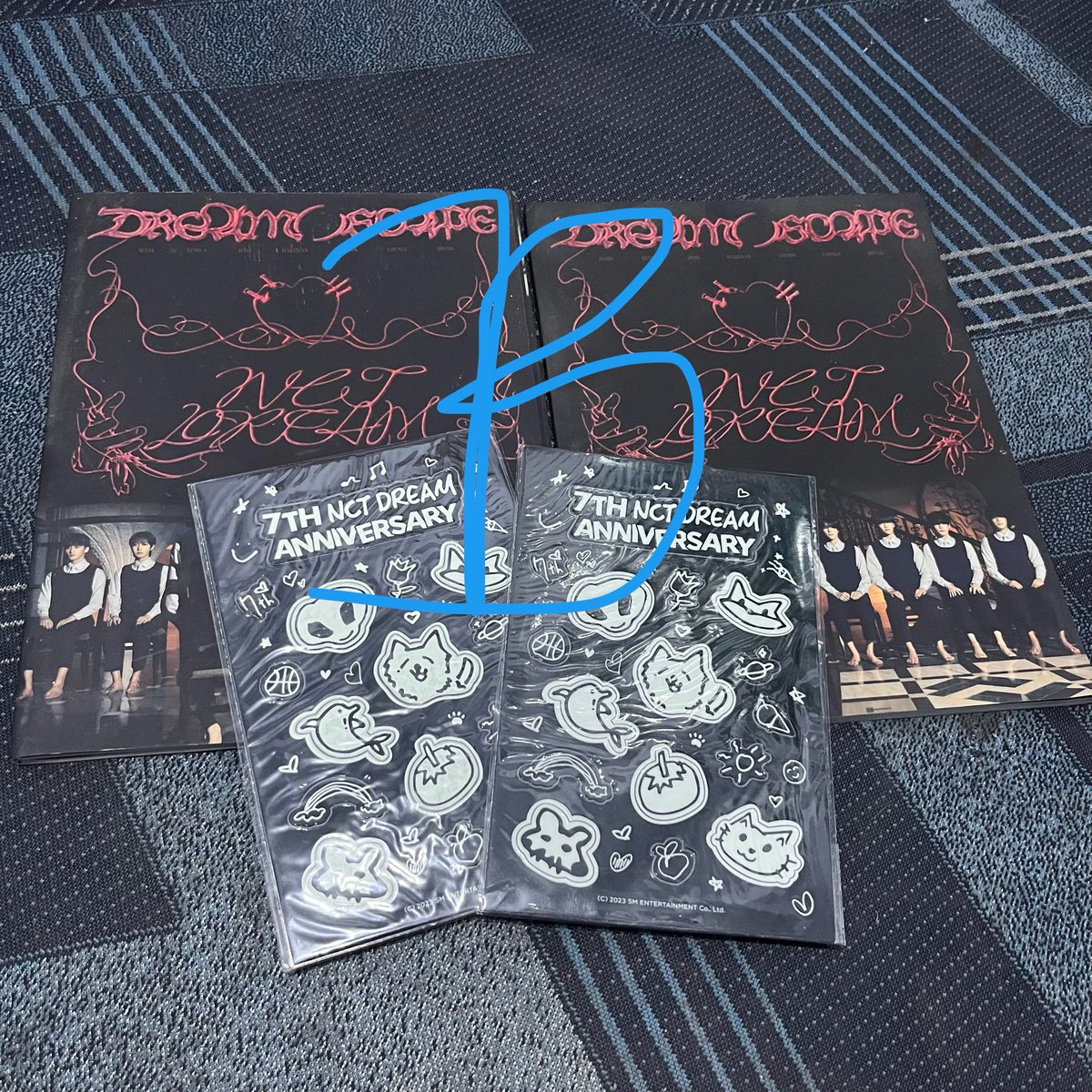 blubitess's tweet photo. adakah yang minat album dream icfa dan md sticker gitd ini? free bayar pack aja (album nya yg satu minus nya udah copot2) https://t.co/B6lHUEuexS