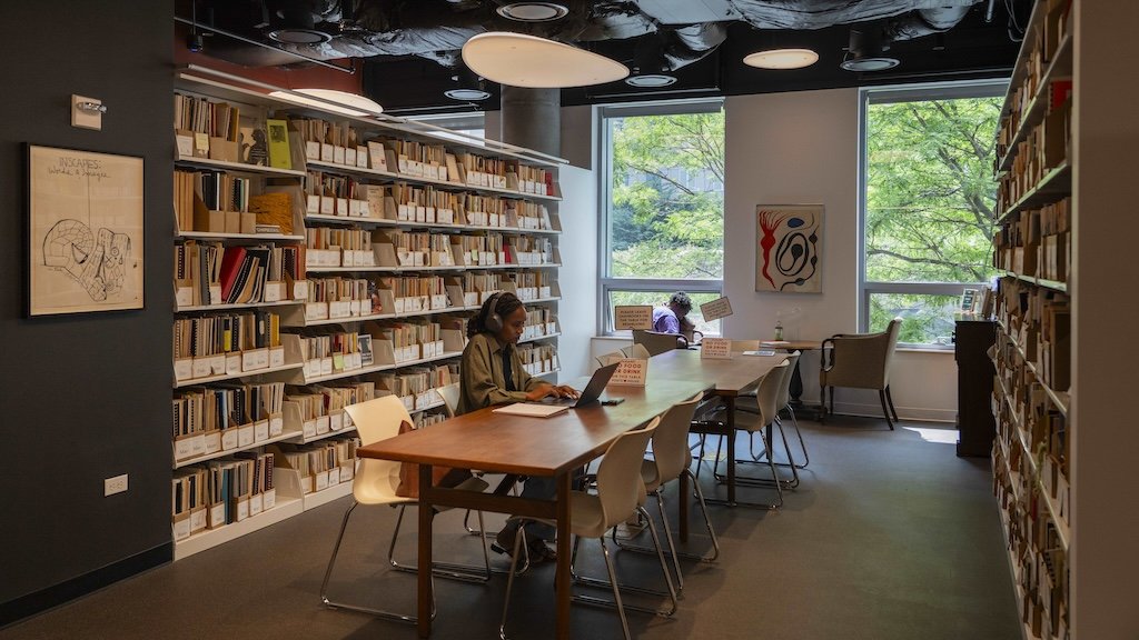 jonaasw1's tweet photo. I found the most underrated library in NYC.

Poets House, a 70,000-volume poetry library that's open to the public.

- floor-to-ceiling windows
- river views overlooking the Hudson
- a room with old, original typewriters
- a listening center with classic recordings
- couches, writing desks, and reading nooks

It was founded in 1985 by Stanley Kunitz, a two-time US Poet Laureate.  It now holds virtually every poetry book published in the US.

Unlike most libraries, it actually invites you to stay. Also free wifi!
