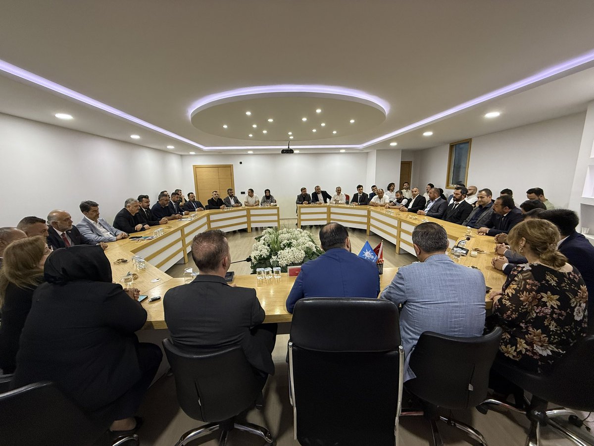 serefcolak's tweet photo. MHP Tuzla İlçe Başkanımız Onur Esen ve kıymetli yönetimini ilçe başkanlığımızda ağırlamaktan büyük memnuniyet duyduk.Cumhur İttifakı’nın Tuzla’daki güçlü birlikteliğini bir kez daha ortaya koyduk.
Milletimizin huzuru ve ülkemizin geleceği için omuz omuza çalışmaya devam edeceğiz.Birlikte daha güçlü, birlikte daha kararlıyız.