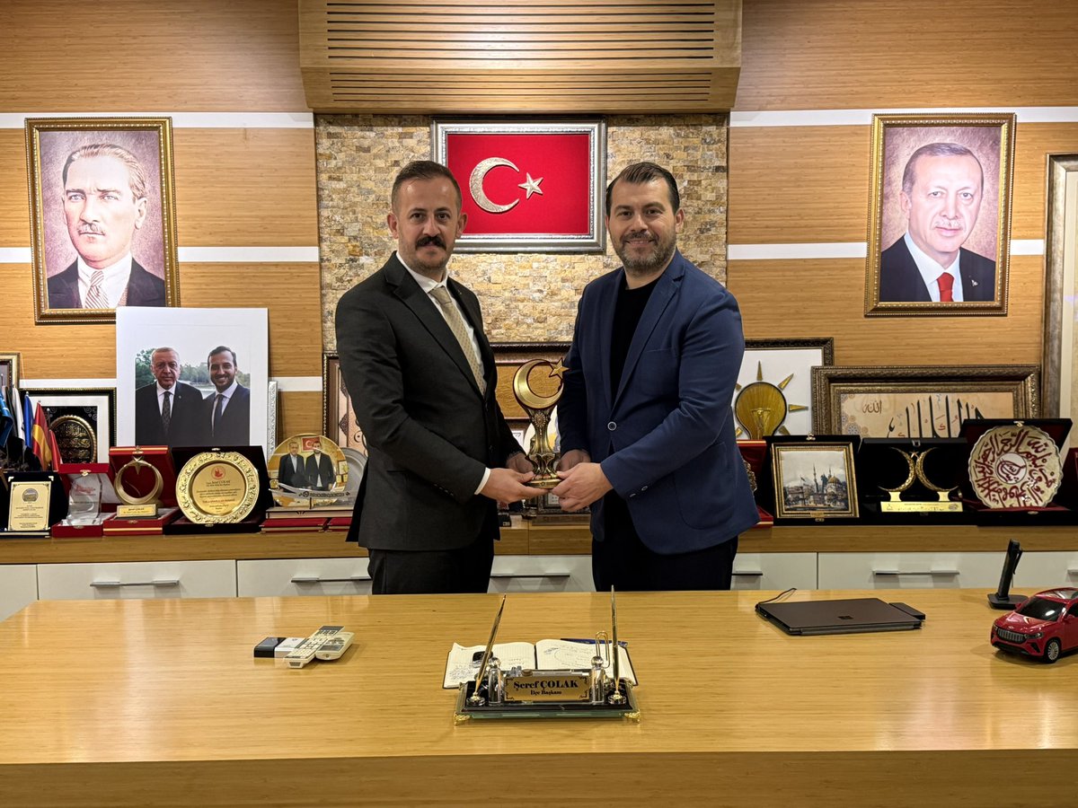 serefcolak's tweet photo. MHP Tuzla İlçe Başkanımız Onur Esen ve kıymetli yönetimini ilçe başkanlığımızda ağırlamaktan büyük memnuniyet duyduk.Cumhur İttifakı’nın Tuzla’daki güçlü birlikteliğini bir kez daha ortaya koyduk.
Milletimizin huzuru ve ülkemizin geleceği için omuz omuza çalışmaya devam edeceğiz.Birlikte daha güçlü, birlikte daha kararlıyız.