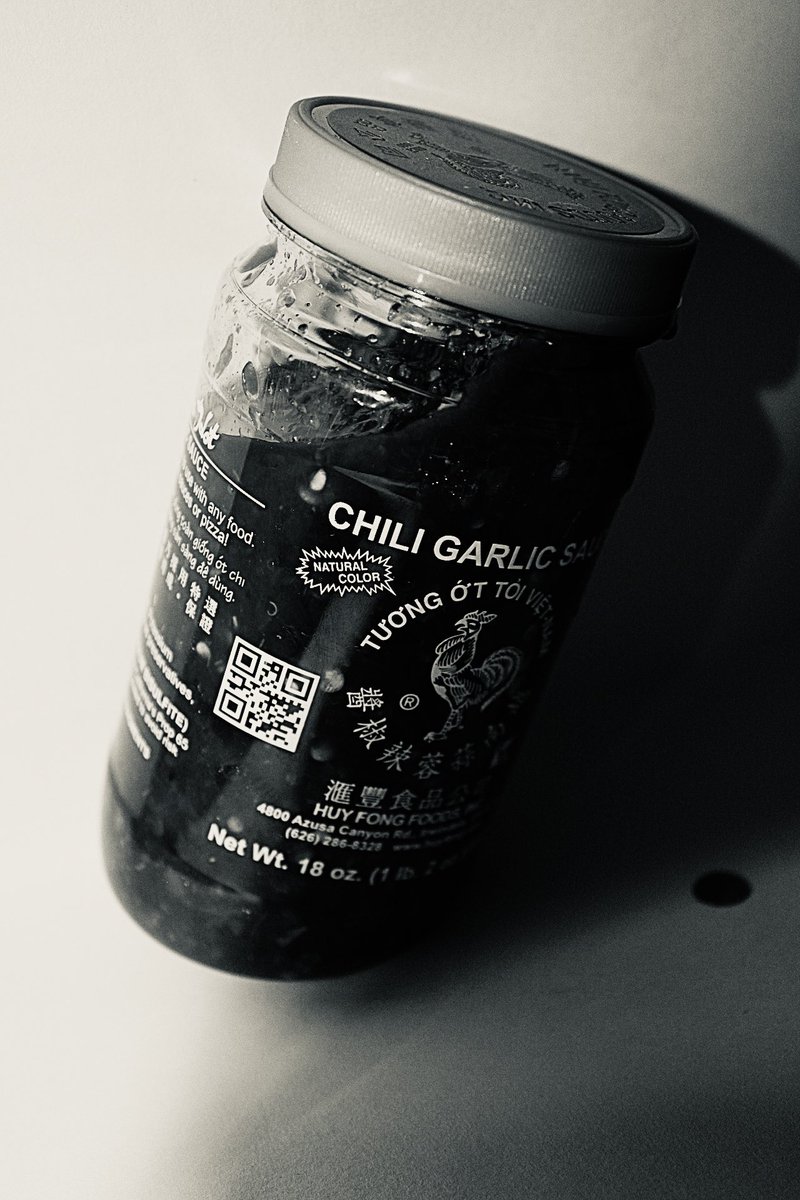 HellYeah_Ladies's tweet photo. A little dramatic and hot moment with my favorite condiment 🔥 #chili #sauce https://t.co/lX3vxPkchV