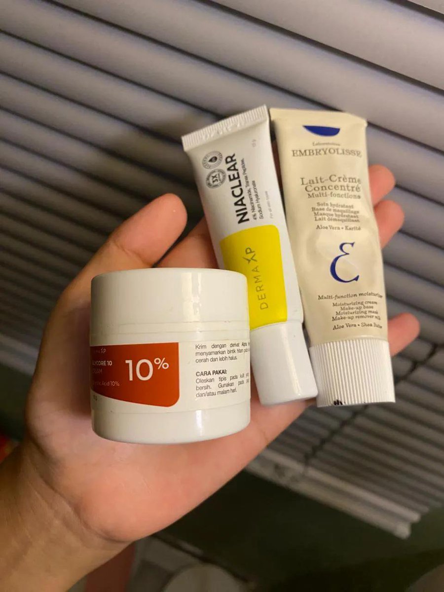 hiidailyfi's tweet photo. NURUT SAMA KAKAK THREADS🙏 
PAKAI SKINCARE APOTEK INI MALAH BIKIN KULIT BADAKKU GLOWING TANPA BIKIN DOMPET MENANGIS☝️💯 https://t.co/TlJYJxmF6w