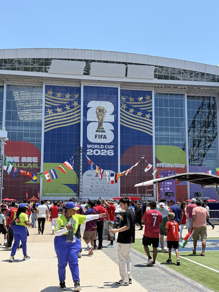 EsDeMamador's tweet photo. Entre mexicanos que se creen españoles y mexicanos que se creen madridistas apoyando a Portugal, me tocará vivir la máxima panchitada

El equipo de #EsdeSports se encargará de abuchear a ambas aficiones por sus panchitadas 🫡 https://t.co/h6MTHVh7iq