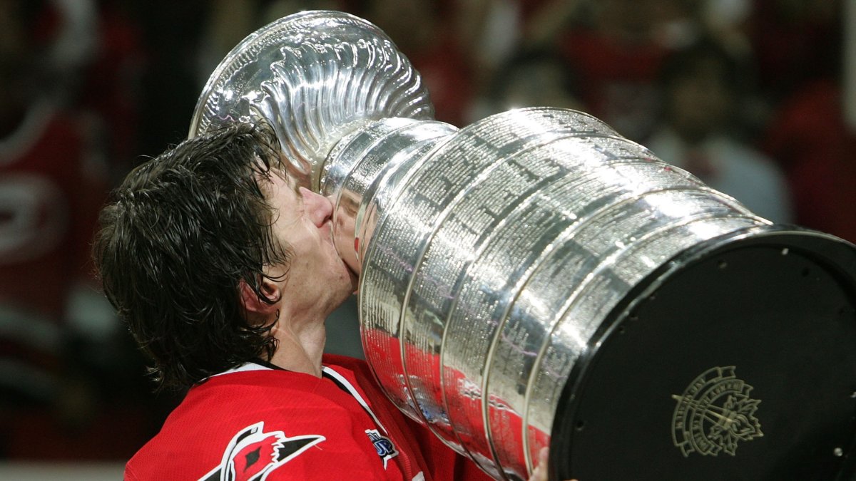 NHLAlumni's tweet photo. Anyone remember that awesome "If this Cup could talk" commercial? Where it said that it'd tell you about each of its 10,000 kisses? We can't post all 10,000, but we think these pictures are worth 10,000 words 🤗 #InternationalKissingDay https://t.co/iC0VPjuXtX